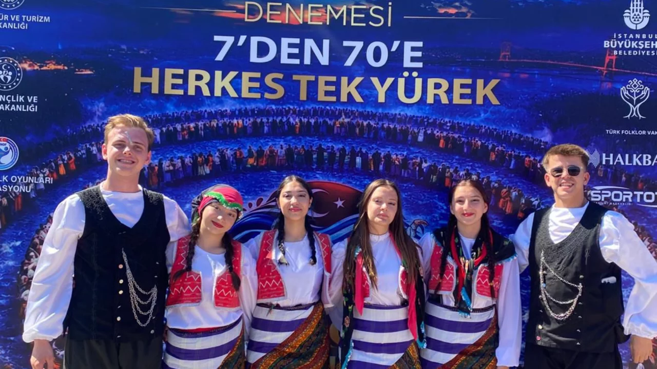 En kalabalık horonda Guinness rekoru T&uuml;rkiye'nin!