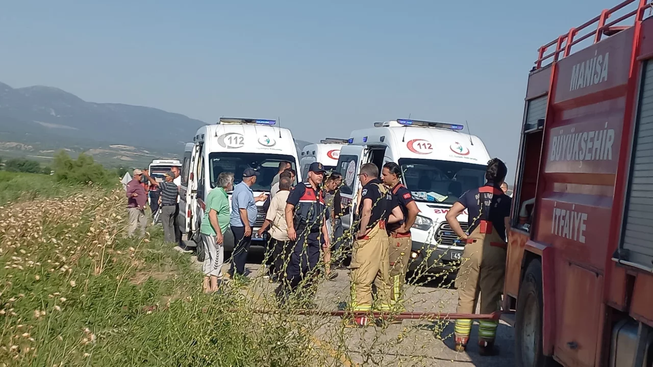 Manisa'da şarampole yuvarlanan minib&uuml;ste &ccedil;ok sayıda yaralı var...