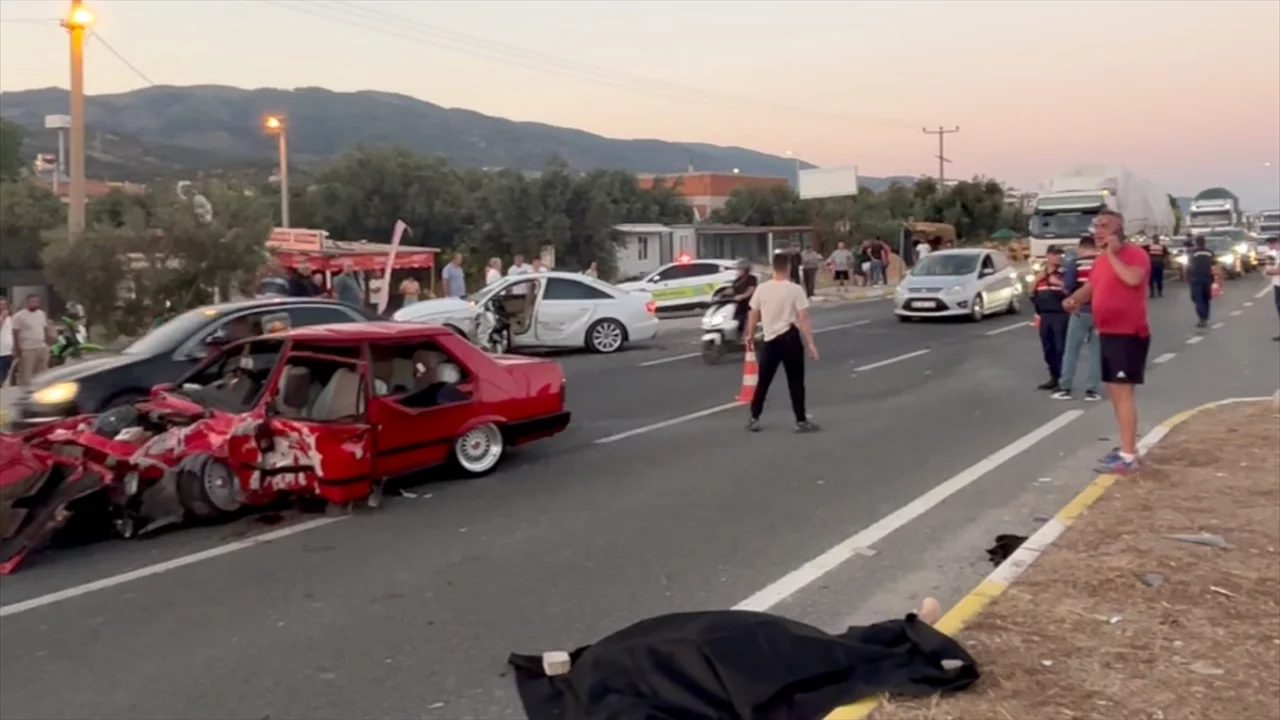 Balıkesir'de feci kaza! &Ouml;l&uuml; ve yaralı var...