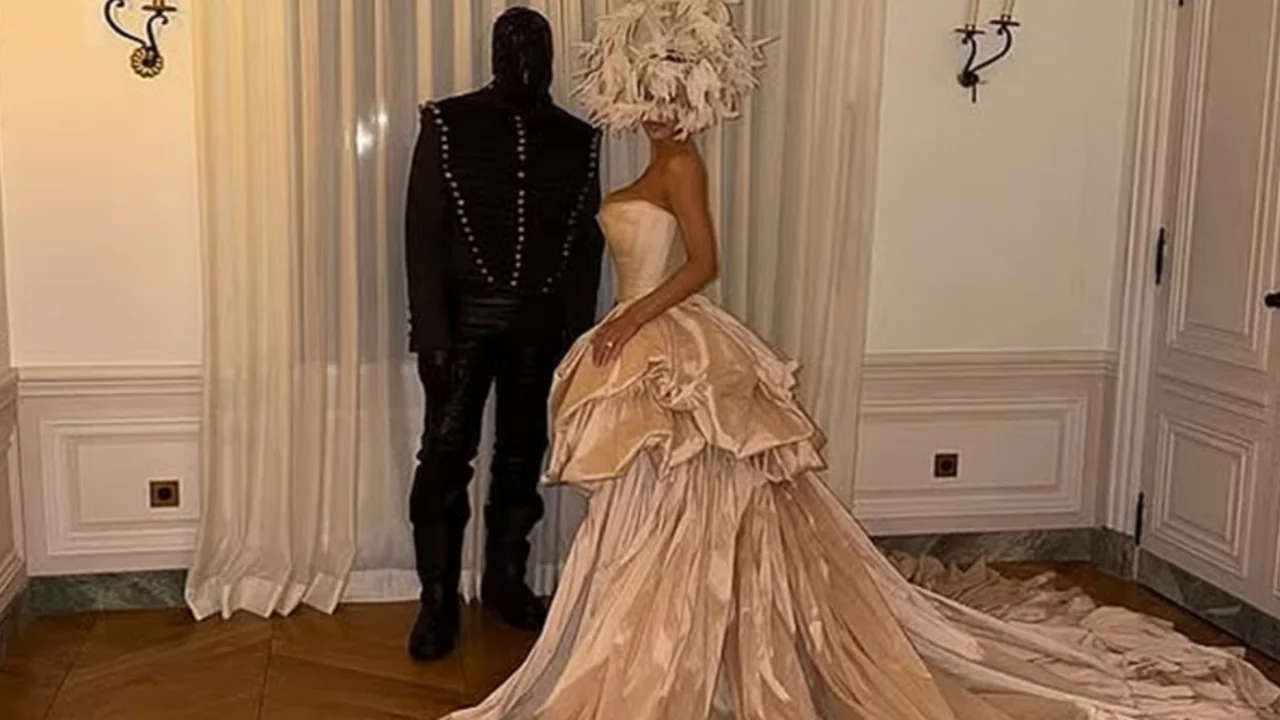Kanye West ve Bianca Censori kutlamada! Bu sefer elbisenin belden aşağısını söktü attı 