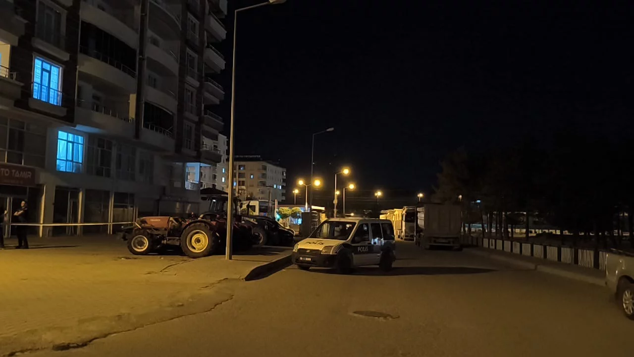 Silahlı kavga kanlı bitti! Baba ile oğlu hastaneye kaldırıldı