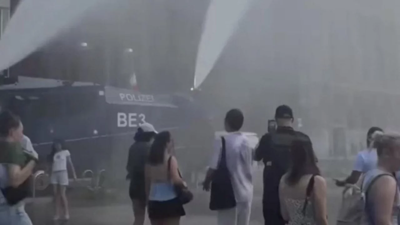 Sıcaktan resmen kavruluyorlar! Polisten ilginç serinleme yöntemi...