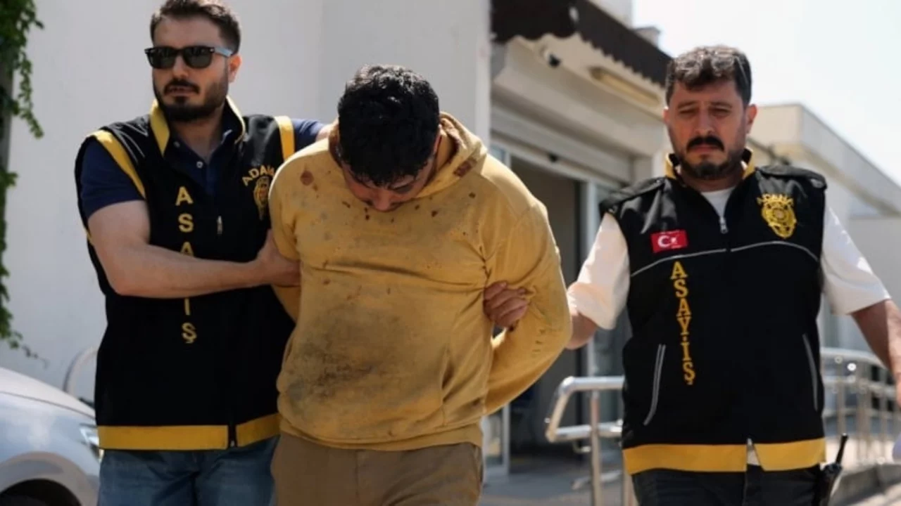 Polis memurunu silahla vurdu: Kovulduğu mekana intikam i&ccedil;in geldiği &ouml;ğrenildi