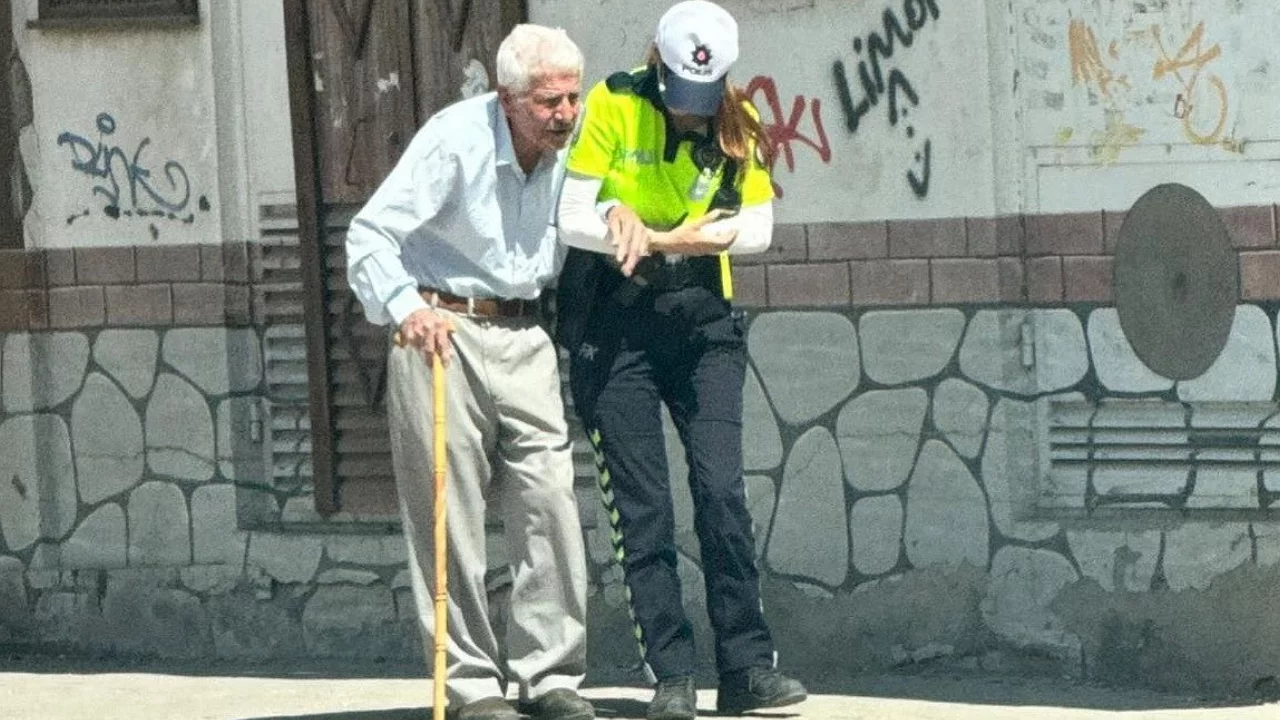 Trafik polisinden yaşlı vatandaşa &ouml;rnek davranış