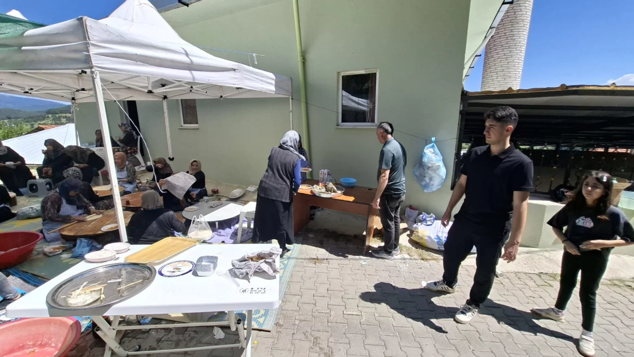 Geleneksel G&ouml;k&ouml;z k&ouml;y&uuml; aşure ve g&ouml;zleme etkinliğine binlerce kişi katıldı
