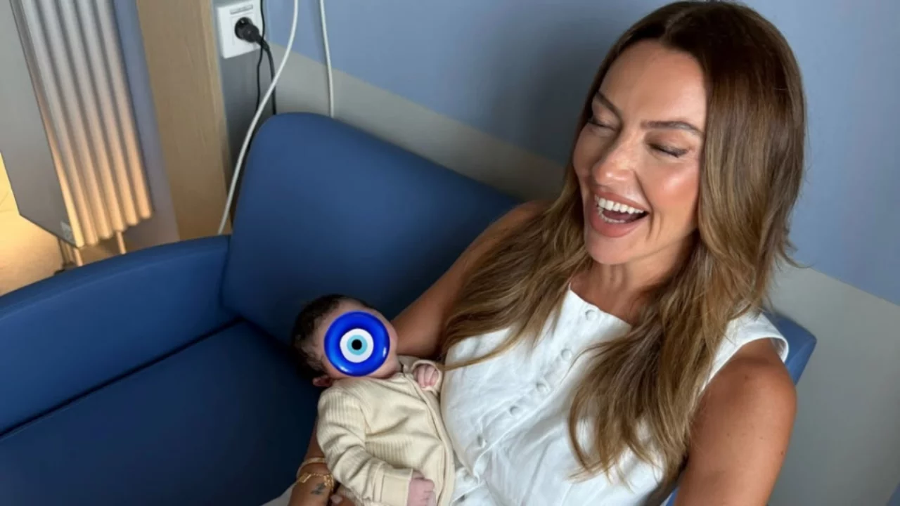 Hadise A&ccedil;ıkg&ouml;z ailesindeki mutlu haberi paylaştı! &Uuml;nl&uuml; şarkıcı ikinci kez hala oldu