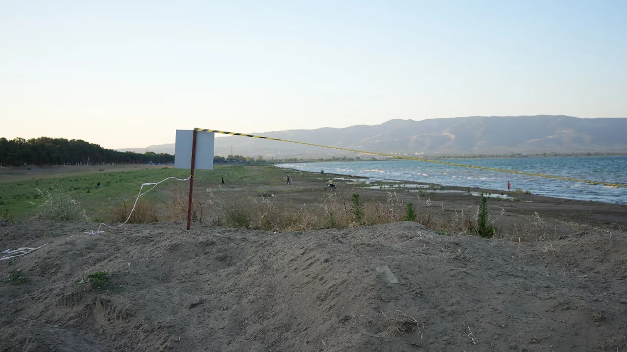 İznik G&ouml;l&uuml;'ndeki tehlikeli b&ouml;lge i&ccedil;in tepki! "Alınan &ouml;nlem bir karış sarı şerit"