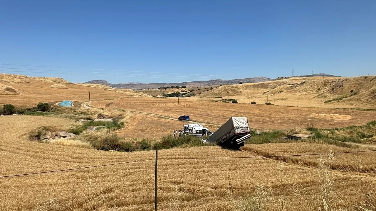 Tır bariyerleri aşıp sulama kanalına u&ccedil;tu: 3 yaralı