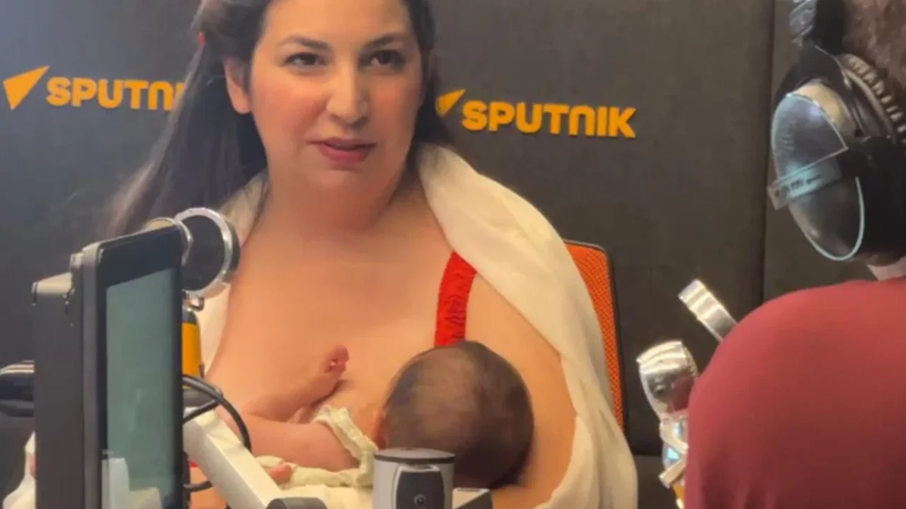 Zeynep Öykü'den canlı yayında dikkat çeken anlar! Hem soruları yanıtladı hem bebeğini emzirdi
