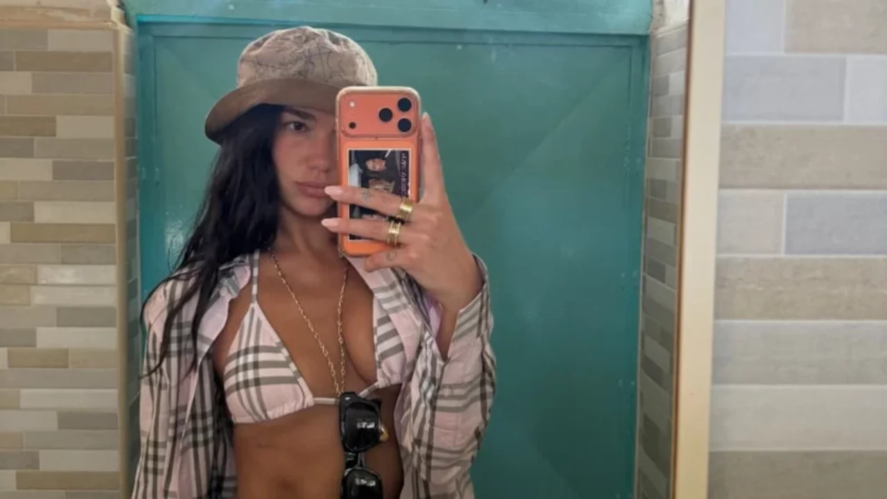 Dua Lipa balayına doyamıyor! Callum Turner ile Romantik tatilden yeni kareler geldi
