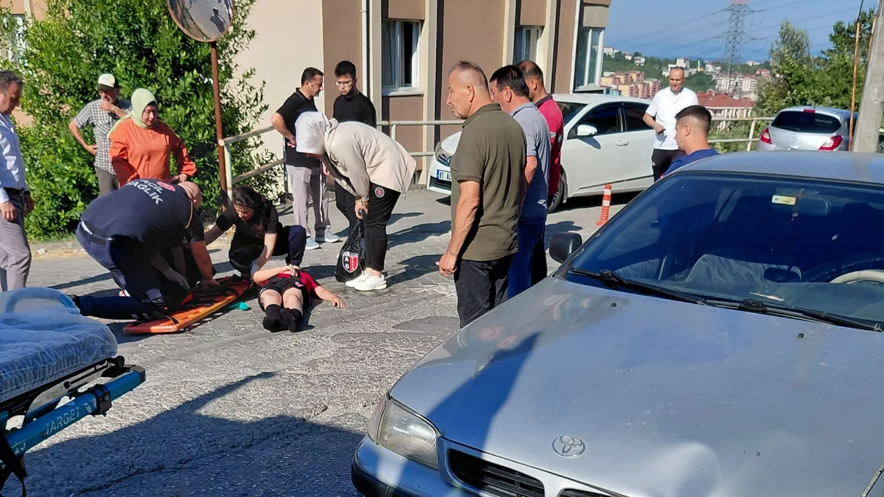 Otomobilin &ccedil;arptığı 12 yaşındaki &ccedil;ocuk hastaneye kaldırıldı
