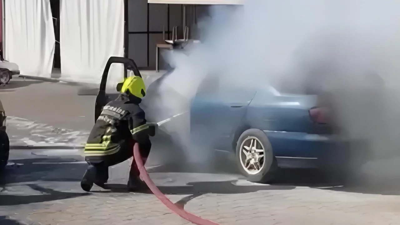 Seyir halindeki otomobil alev aldı! Sanayi esnafı ve itfaiye zamana karşı yarıştı