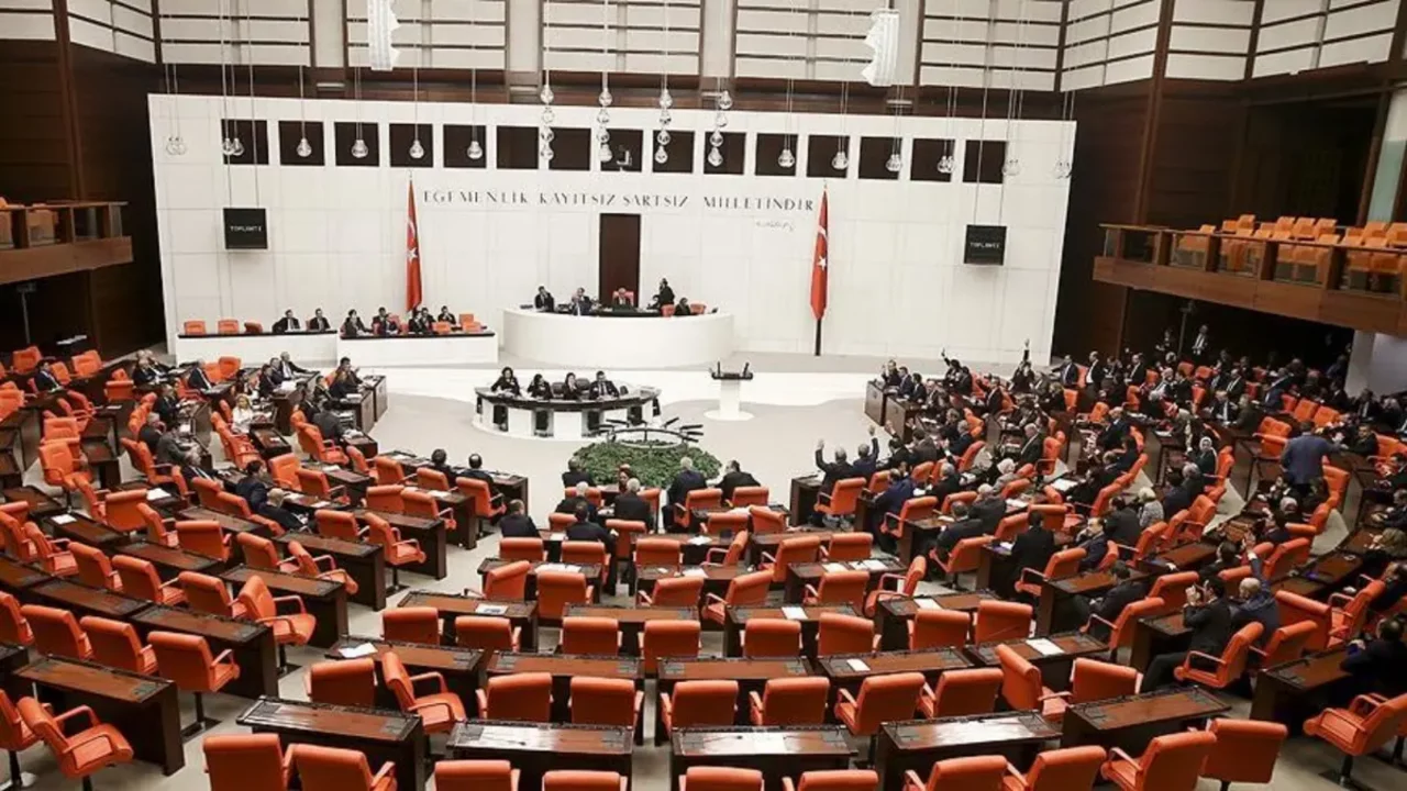 &Uuml;niversiteye geri d&ouml;n&uuml;ş fırsatı genişliyor: &Ouml;ğrenci affı Meclis'te!
