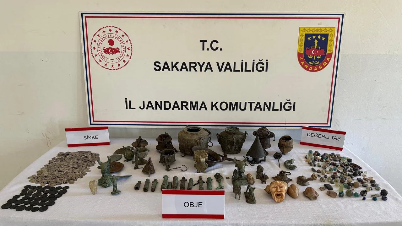 "Anadolu Mirası" operasyonu! Evden 806 par&ccedil;a tarihi eser &ccedil;ıktı