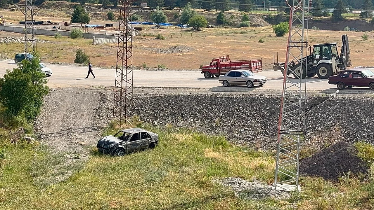 Çarpışma sonrası alev alan otomobil küle döndü