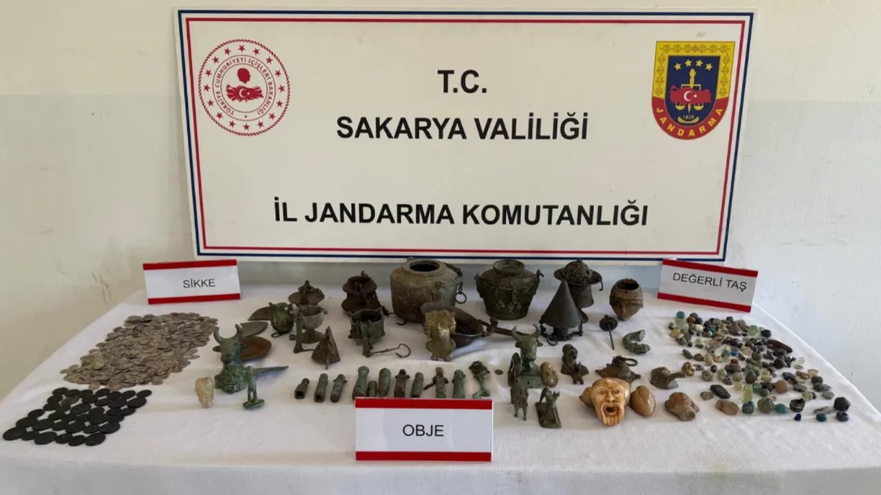 Ev değil adeta m&uuml;ze! 806 par&ccedil;a tarihi eser ele ge&ccedil;irildi