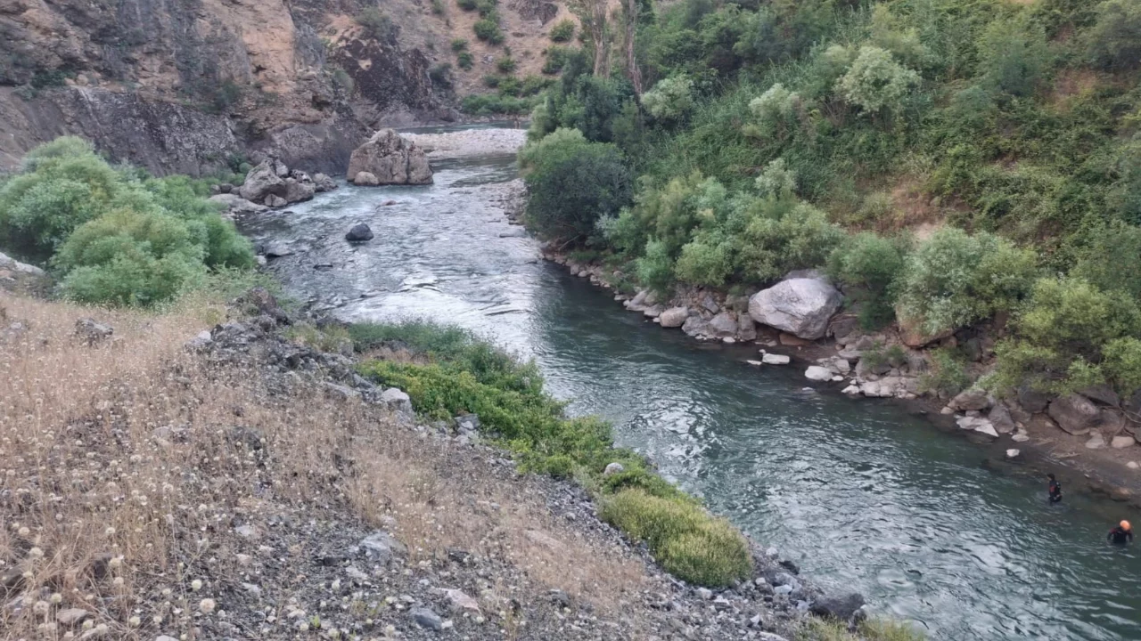 Bitlis'te dereye giren kardeşlerden acı haber! 1 öldü diğeri kayboldu...
