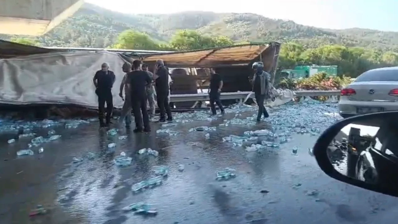 Bursa &Ccedil;evre Yolu'nda feci kaza: Tır, hızlı tren k&ouml;pr&uuml;s&uuml; ayağına &ccedil;arptı, s&uuml;r&uuml;c&uuml; kurtarılamadı...
