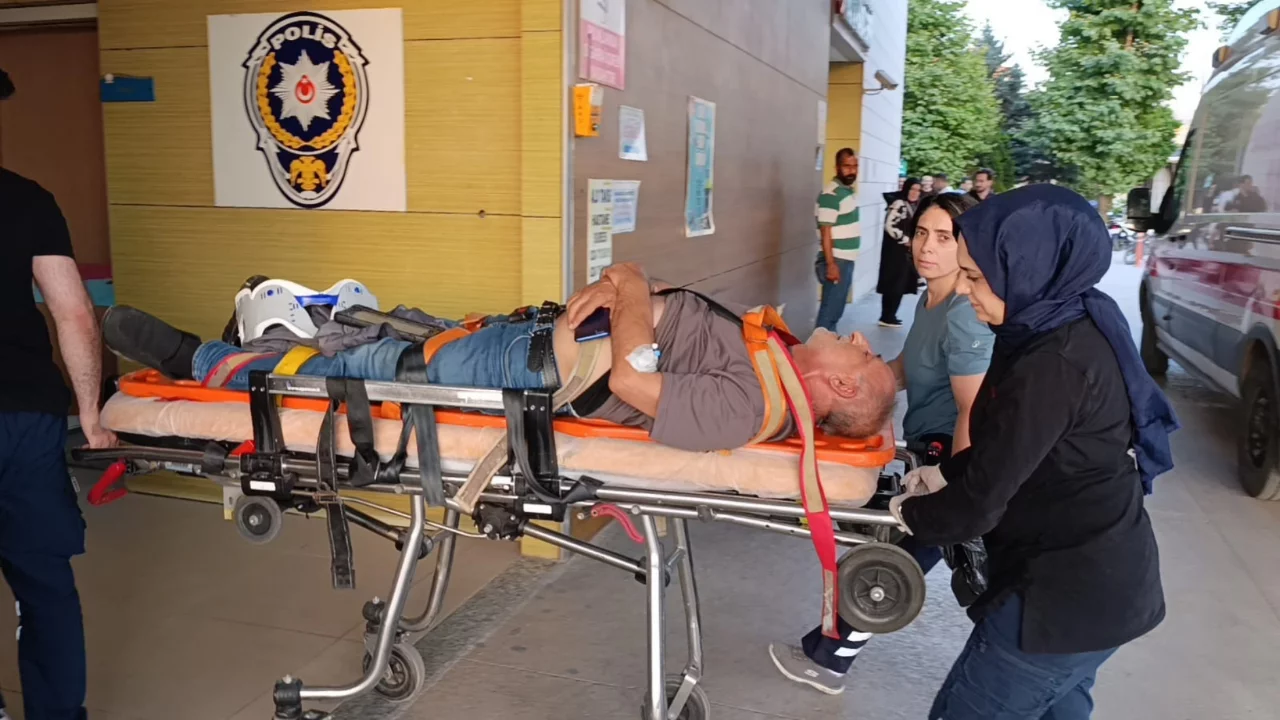 Bursa'da servis aracı park halindeki kamyona &ccedil;arptı! S&uuml;r&uuml;c&uuml;n&uuml;n durumu kritik...