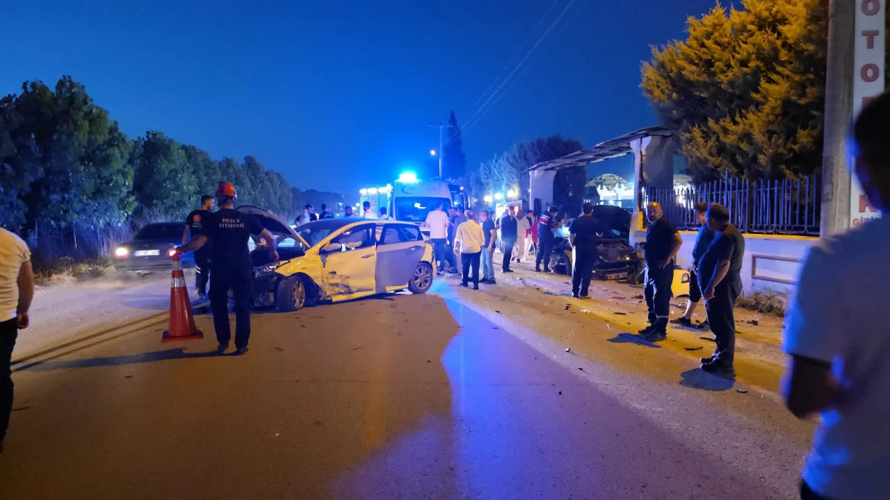 D&uuml;ğ&uuml;n salonu &ouml;n&uuml;nde trafik kazası! &Ccedil;ok sayıda yaralı var...