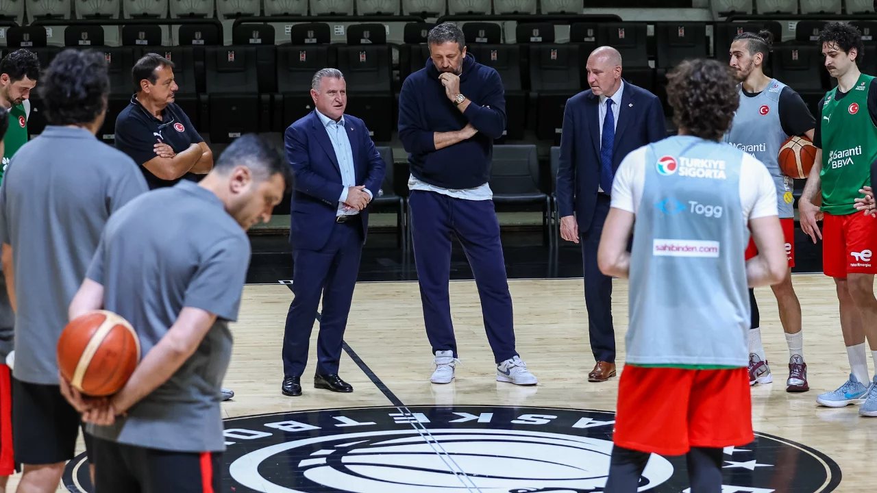 Bakan Bak, A Milli Basketbol Takımı'nın antrenmanını takip etti