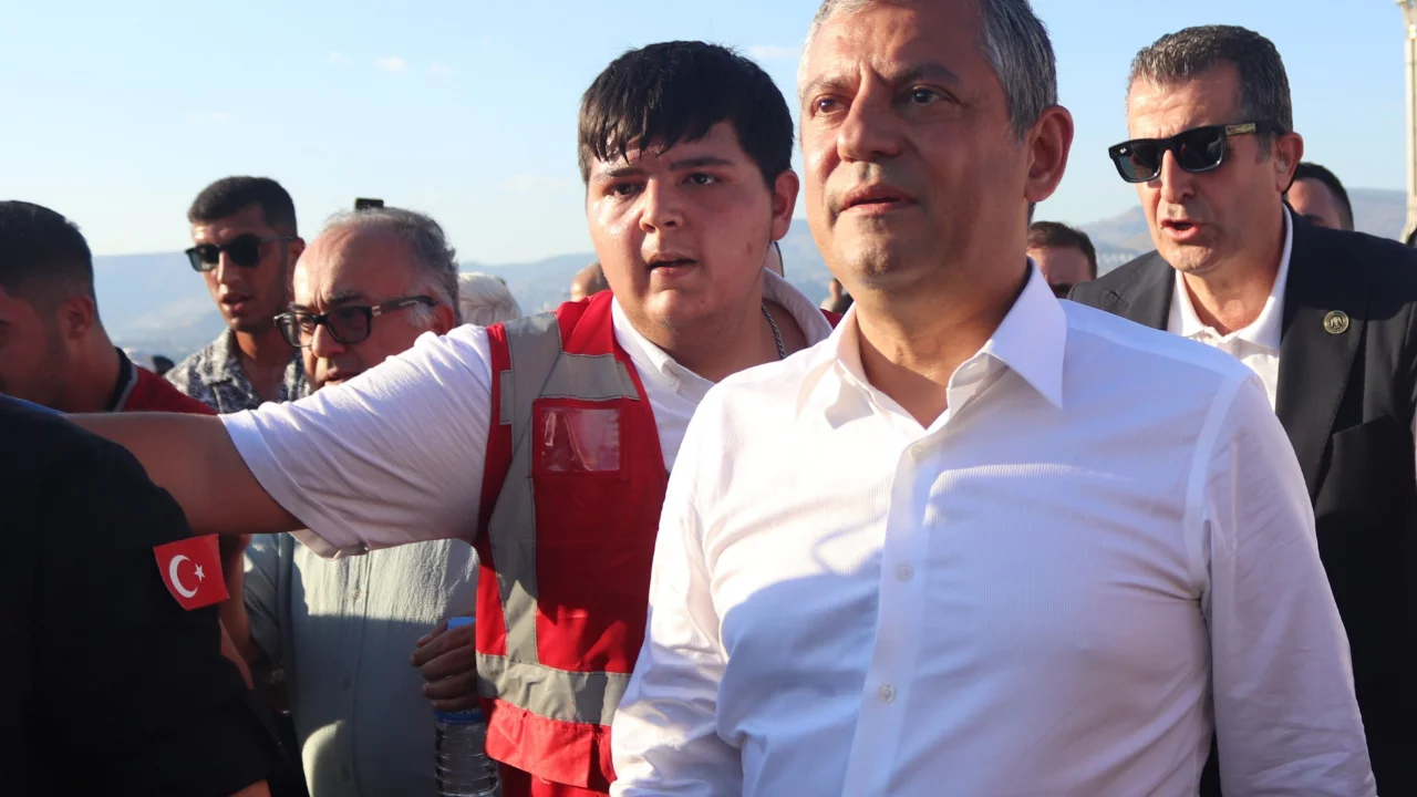 &Ouml;zg&uuml;r &Ouml;zel'den Cemil Tugay ile ilgili a&ccedil;ıklama geldi