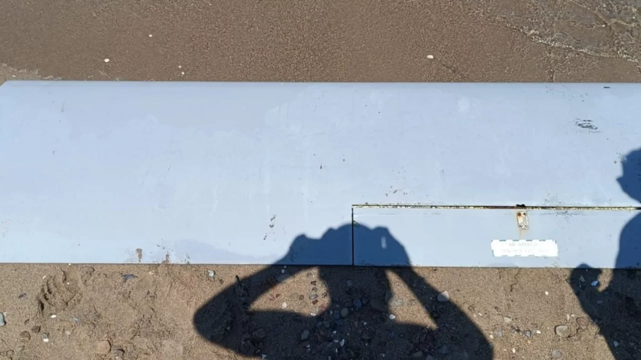 Sakarya'da sahile İHA par&ccedil;ası vurdu! İncelemeler s&uuml;r&uuml;yor