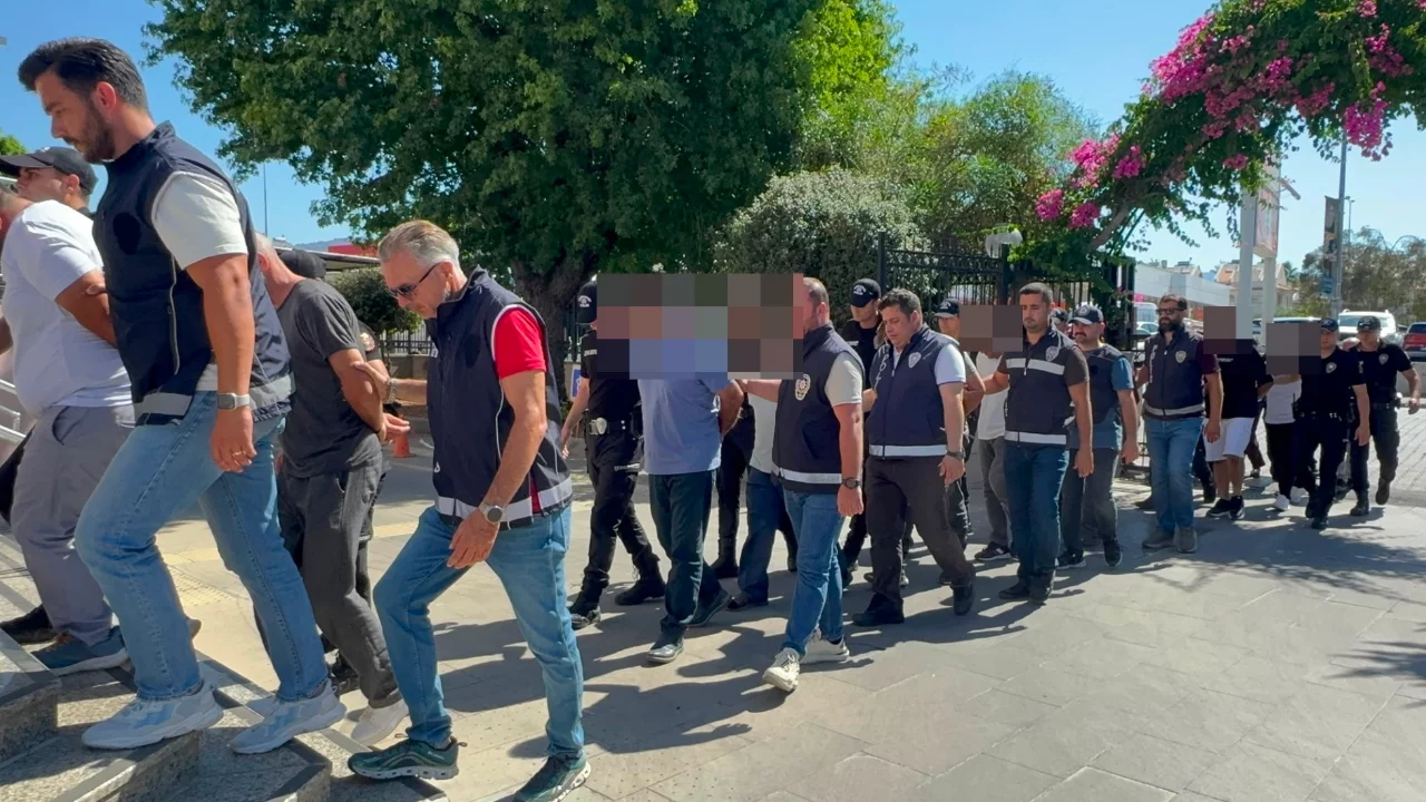 Fethiye'deki g&ouml;&ccedil;men ka&ccedil;ak&ccedil;ılığı operasyonunda 9 tutuklama
