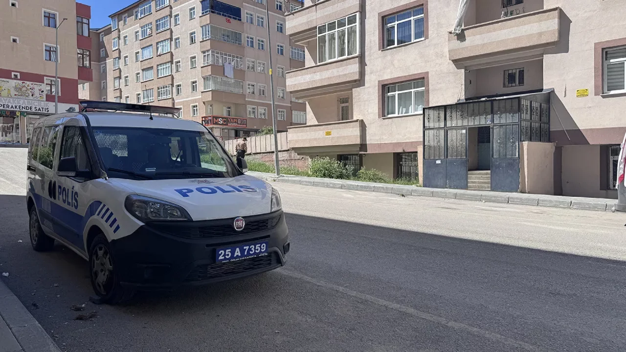 Erzurum'da acı olay! Yataktan d&uuml;şen bebek &ouml;ld&uuml;
