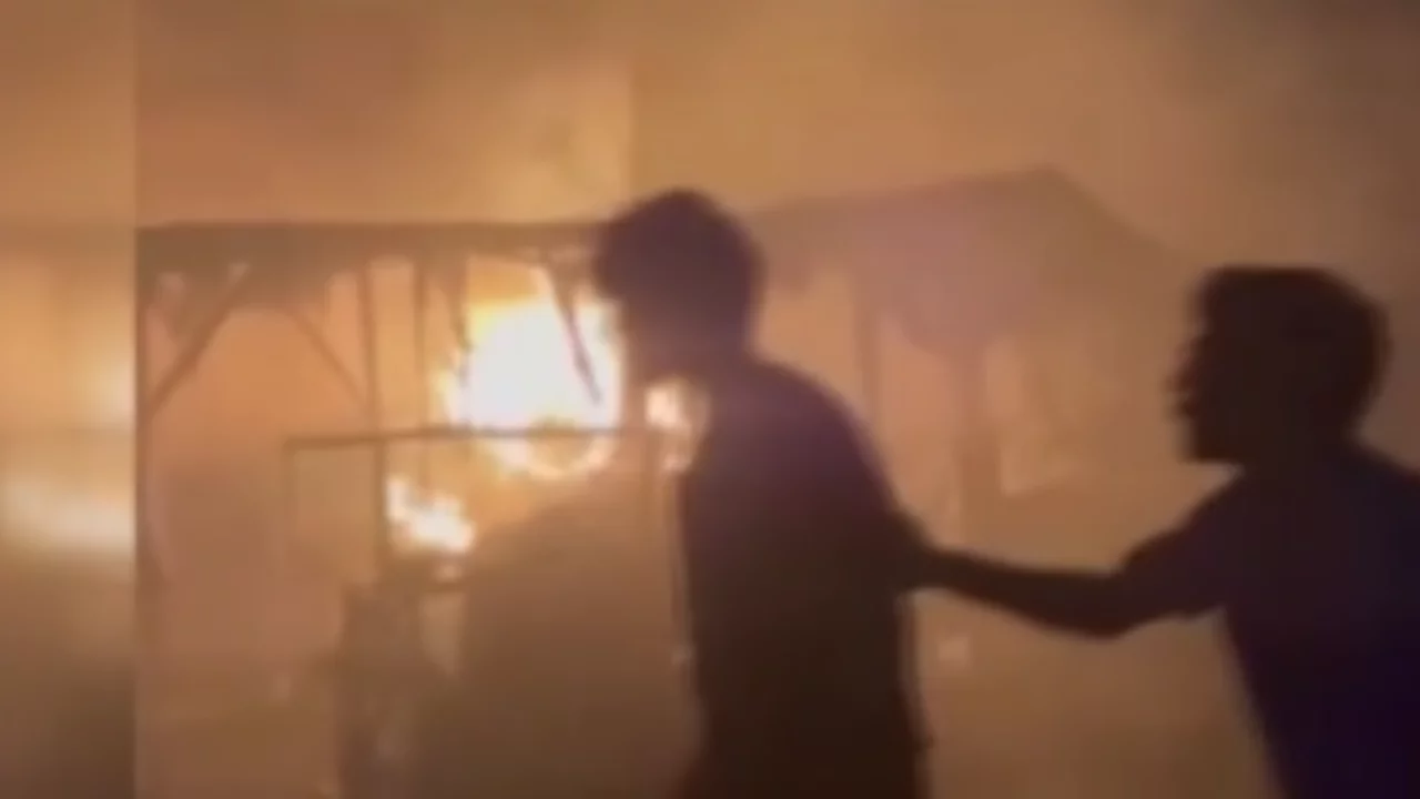 İsrail, Gazze'de yerinden edilenlerin sığındığı &ccedil;adırları bombaladı: 2 &ouml;l&uuml;