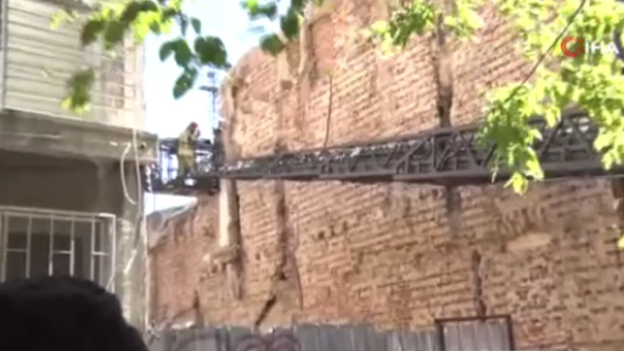 Kadıköy'de yıkım sırasında 2 işçi göçük altında kaldı