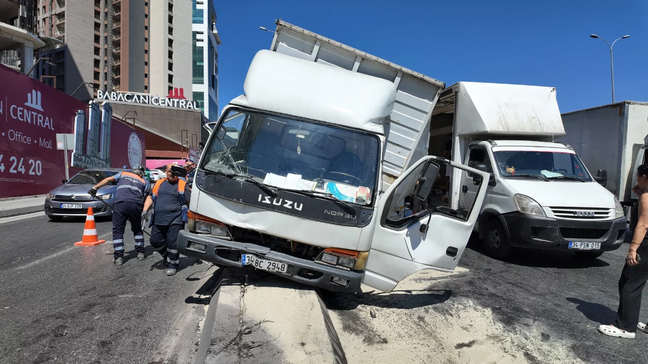 Beylikdüzü E-5'te trafiği kilitleyen kaza