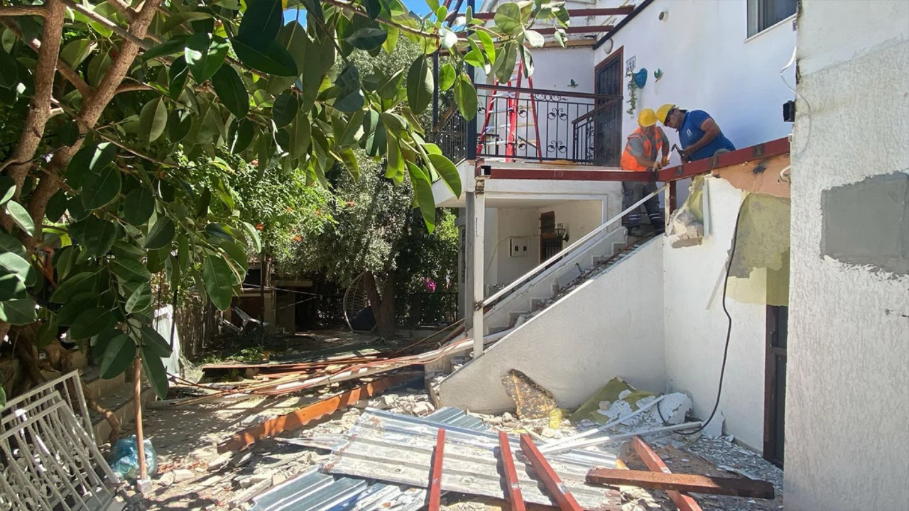 Bodrum'da ka&ccedil;ak yapılar tek tek yıkılıyor