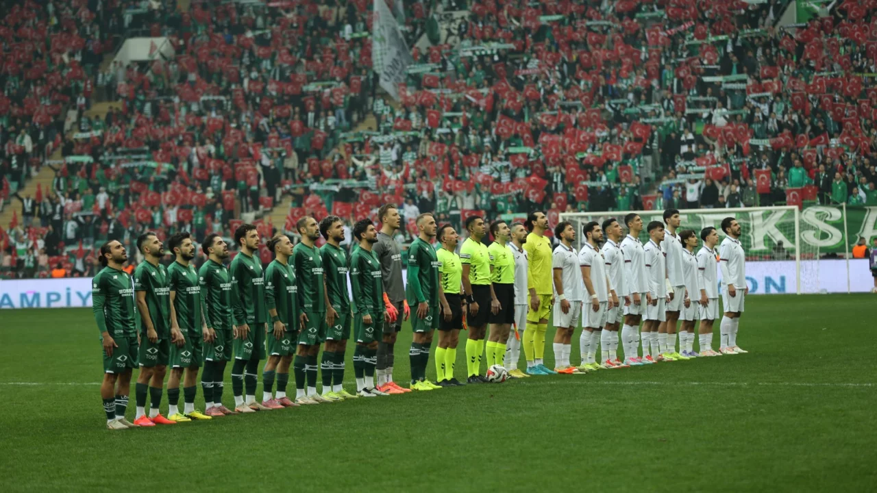 Bursaspor'da kadro hareketliliği s&uuml;r&uuml;yor! İki isim daha ayrıldı...