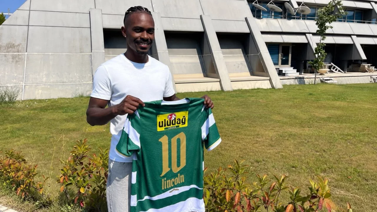 Bursaspor'un yeni yıldızı Henrique Bursa'ya ayak bastı!