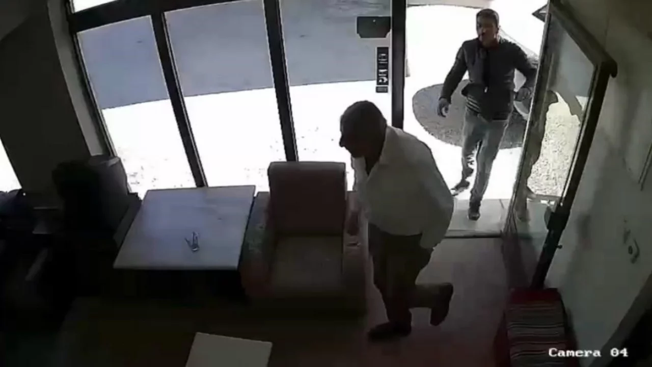İsteği reddedilince dükkan basan saldırgan komşularının boğazına bıçak dayayıp aracına hasar verdi