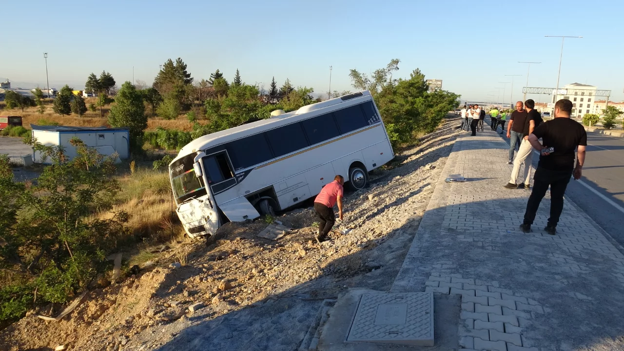 Lastiği patlayan servis aracı şarampole devrildi: &Ccedil;ok sayıda yaralı var...