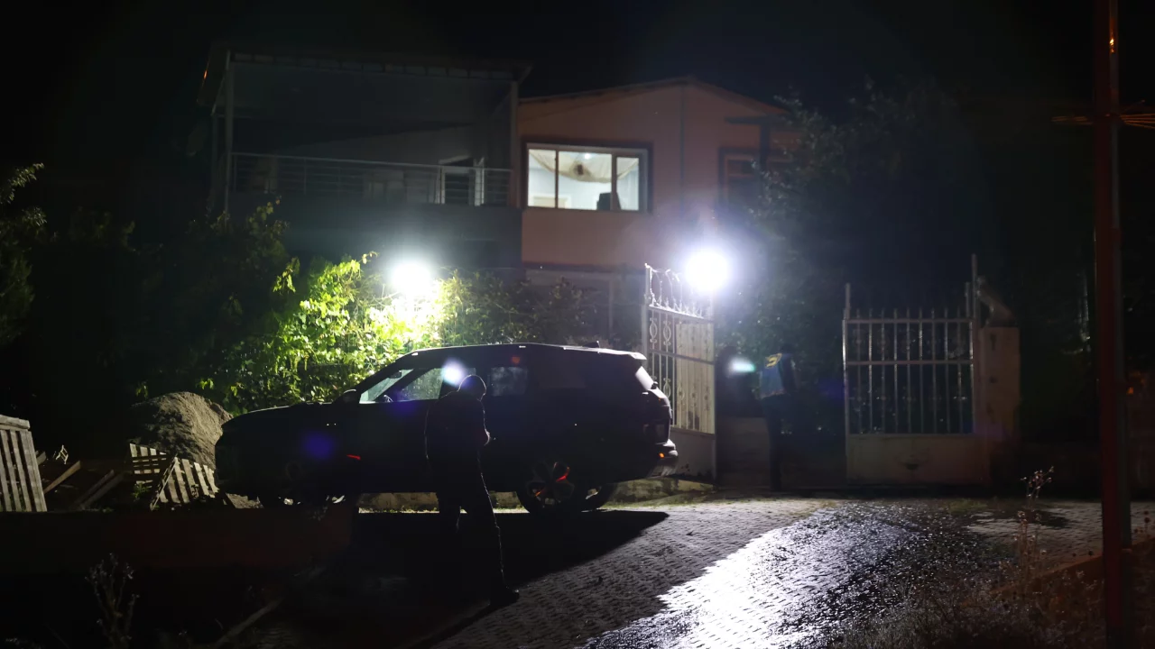 Elazığ'da husumet kanlı saldırıya d&ouml;n&uuml;şt&uuml;! Eve a&ccedil;ılan ateşte 4 kişi yaralandı