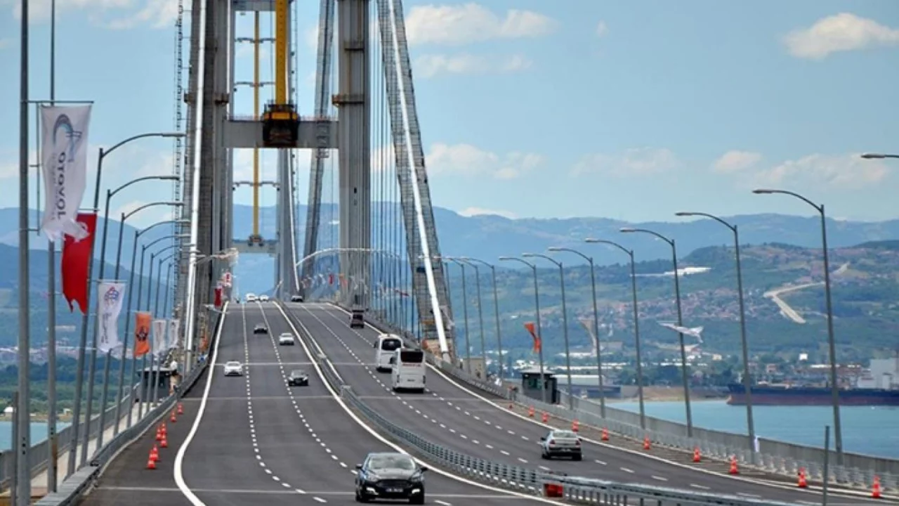 Otoyol ve k&ouml;pr&uuml; ge&ccedil;iş &uuml;cretlerine zam geldi! İşte son tarifeler...