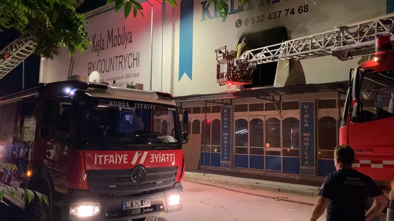 Bursa'da mobilya fabrikasında yangın! Ekiplerden hızlı m&uuml;dahale