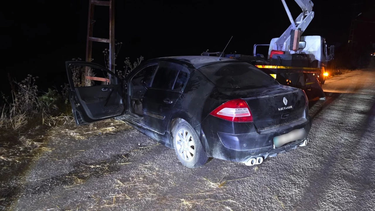 Elektrik direğine &ccedil;arpan otomobilin alkoll&uuml; s&uuml;r&uuml;c&uuml;s&uuml; ağır yaralı olarak hastaneye kaldırıldı