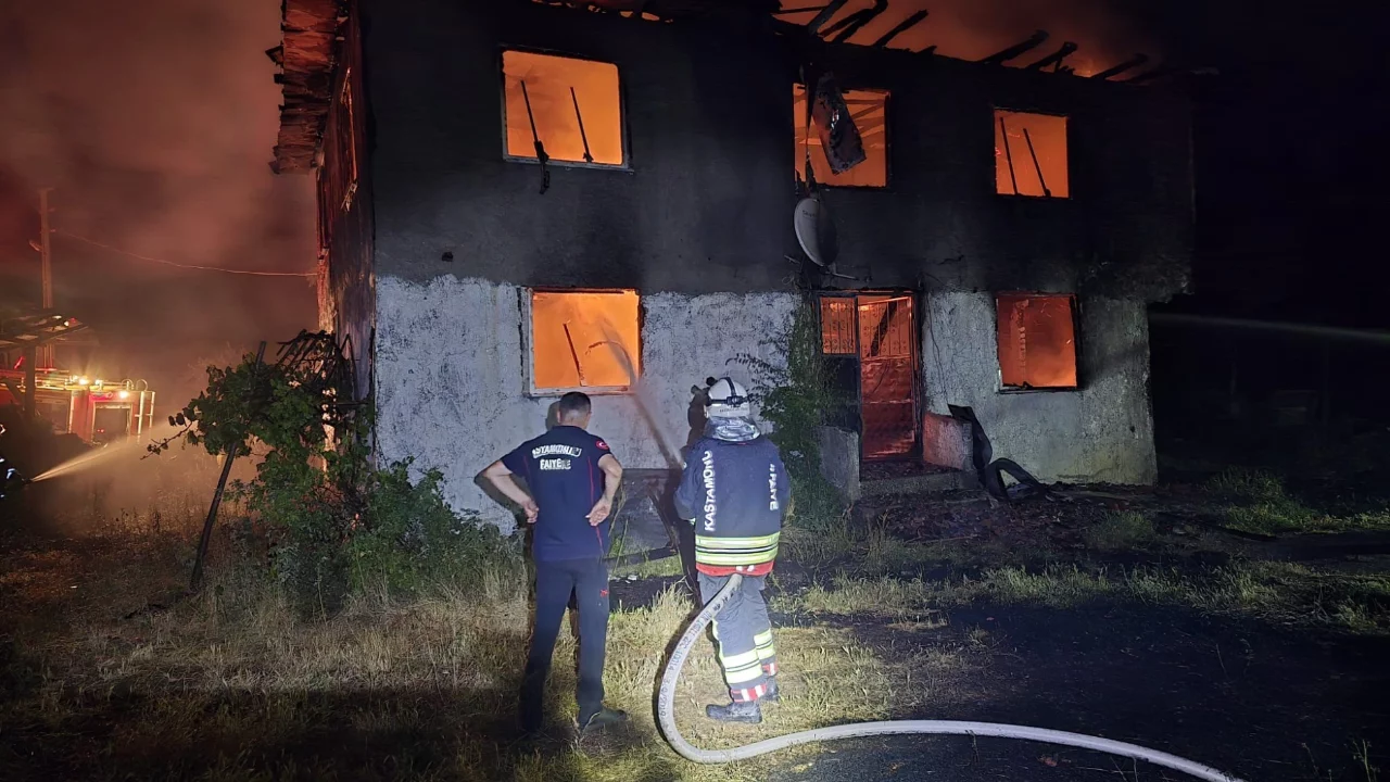 Elektrik kontağından &ccedil;ıkan yangın 2 katlı evi k&uuml;le &ccedil;evirdi