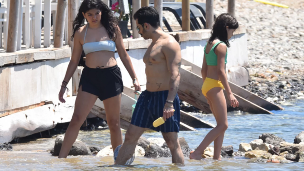 G&ouml;khan T&uuml;rkmen'den Bodrum'da aile molası! Eşiyle denizdeki romantik anları dikkat &ccedil;ekti