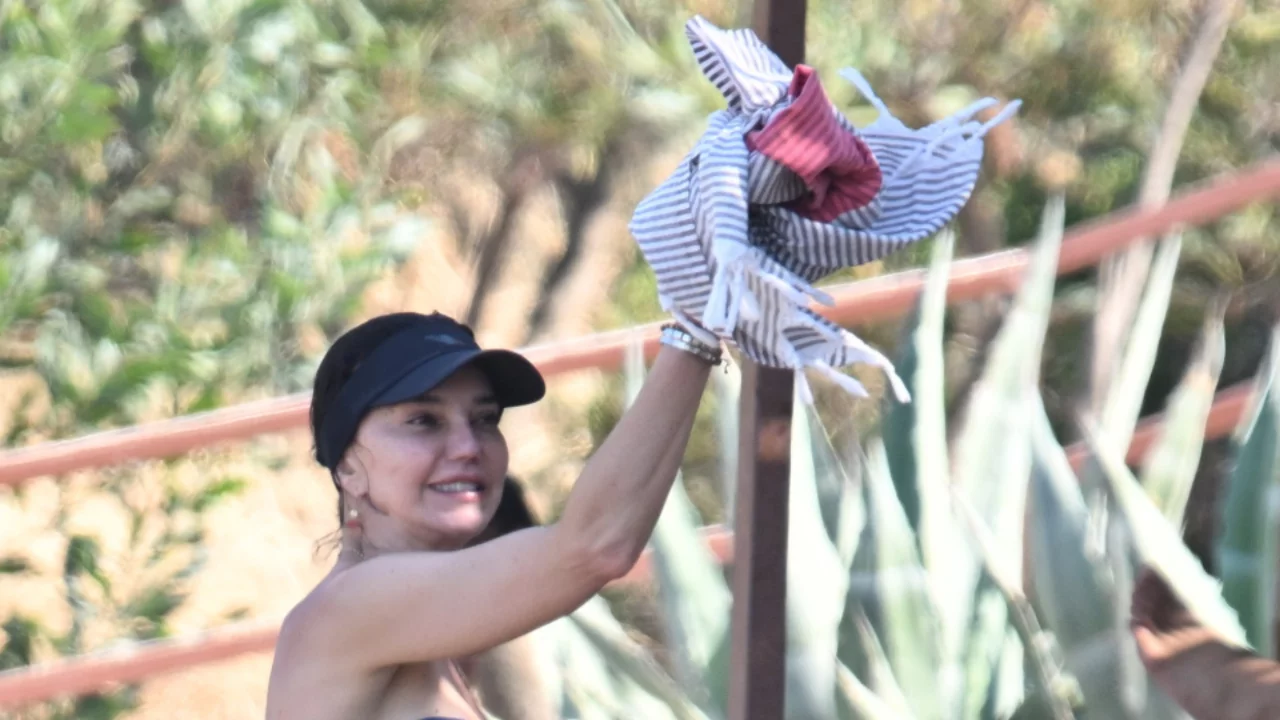 Hande Ataizi yaz tatiline Bodrum'da başladı! Plajdaki g&ouml;r&uuml;nt&uuml;leri ilgi odağı oldu