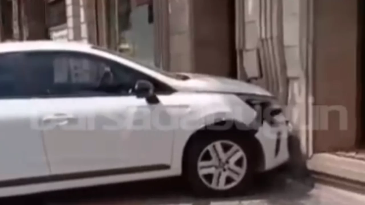 Bursa'da korkutan kaza! Banka duvarına &ccedil;arparak durdu...