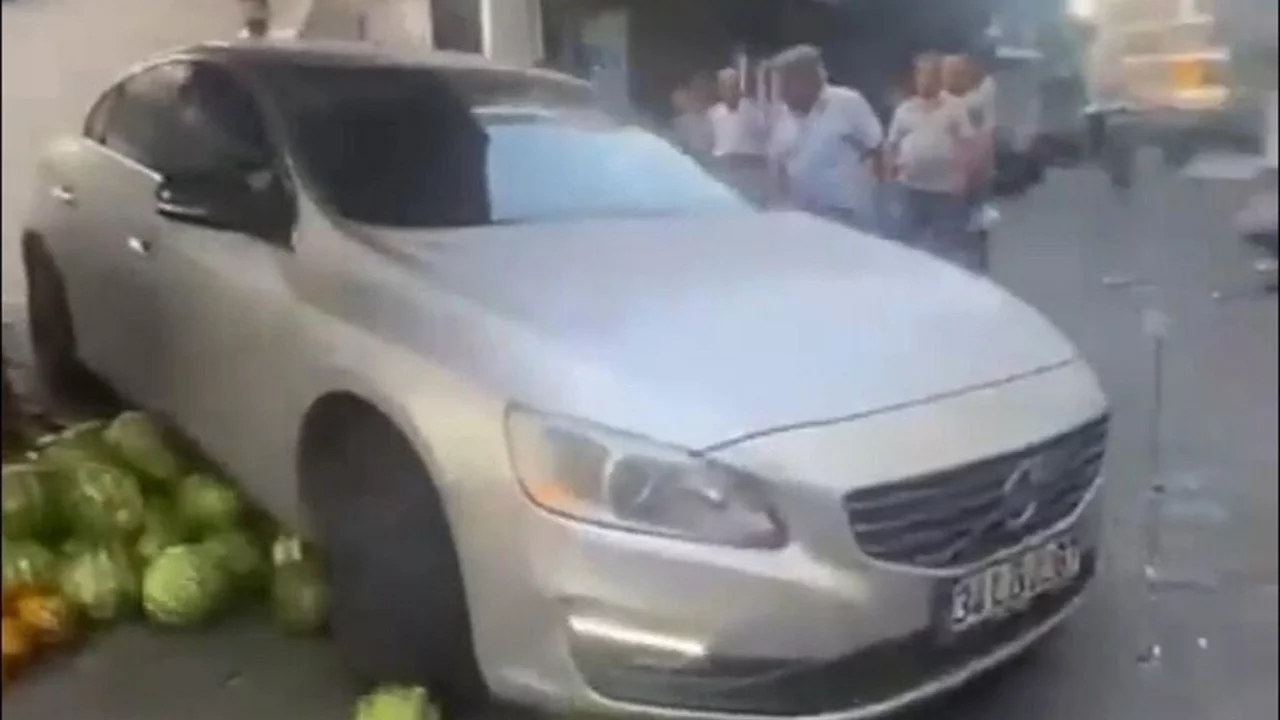 Tartıştığı pazar esnafının karpuzlarını otomobiliyle ezdi