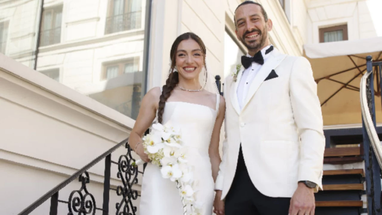 Merve Dizdar'dan bebek m&uuml;jdesi! &Uuml;nl&uuml; oyuncunun erkek bebek beklediği iddia edildi