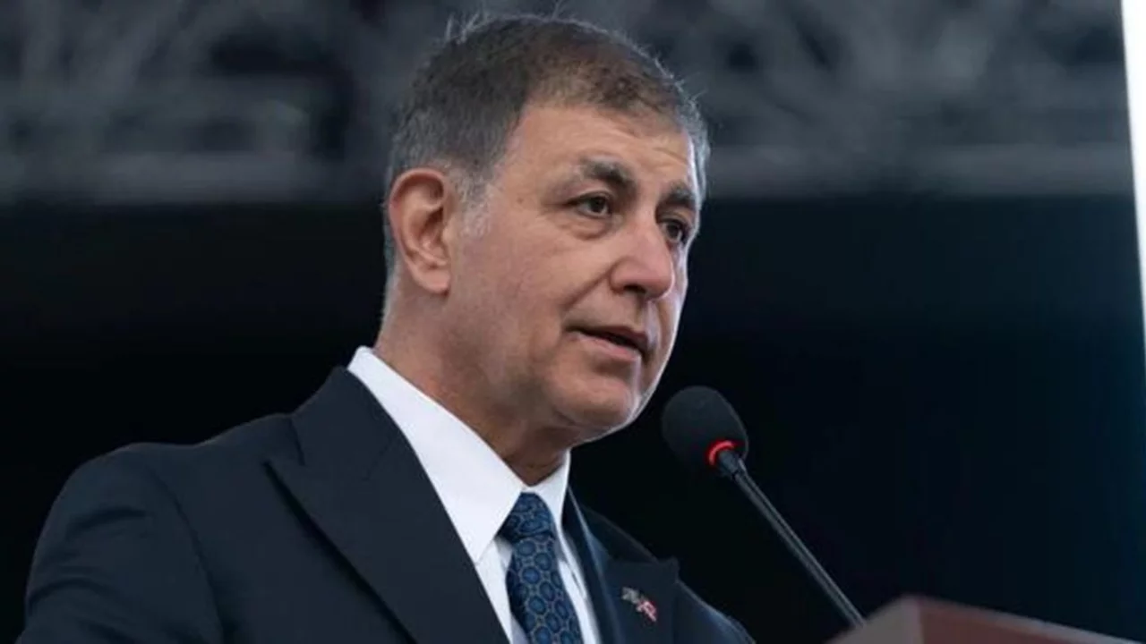 Cemil Tugay kimdir? İzmir B&uuml;y&uuml;kşehir Belediye Başkanı Cemil Tugay ka&ccedil; yaşında, nereli?