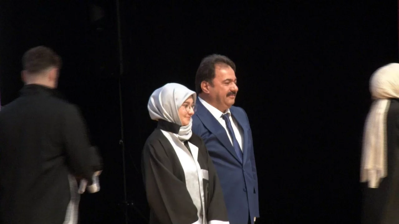 Bursa İl Emniyet M&uuml;d&uuml;r&uuml; G&ouml;kce, kızına diplomasını elleriyle verdi! O anlar kamerada...