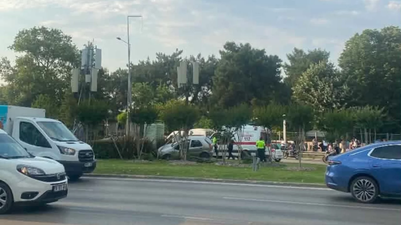 Bursa'da metro &ouml;n&uuml;nde kontrolden &ccedil;ıkan otomobil ref&uuml;je &ccedil;arptı